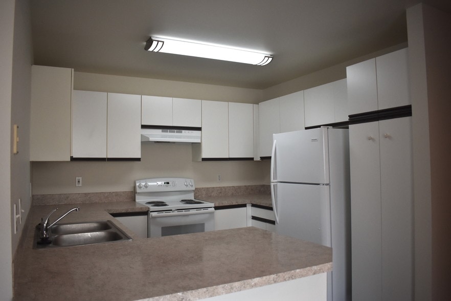 townhome kitchen - Noble Court Estates