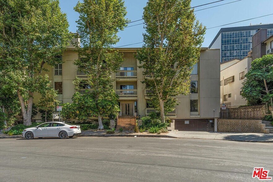 Building Photo - 16022 Moorpark St