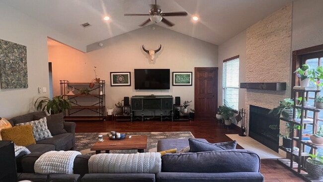 Building Photo - Beautifully Updated 3BR Home in Prime South Austin Location!