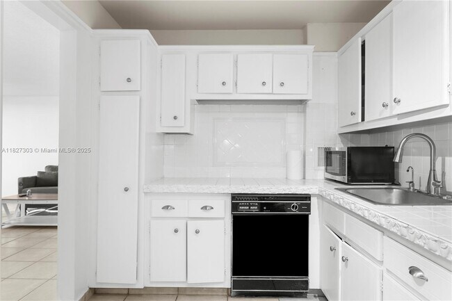 Building Photo - 9440 W Bay Harbor Dr