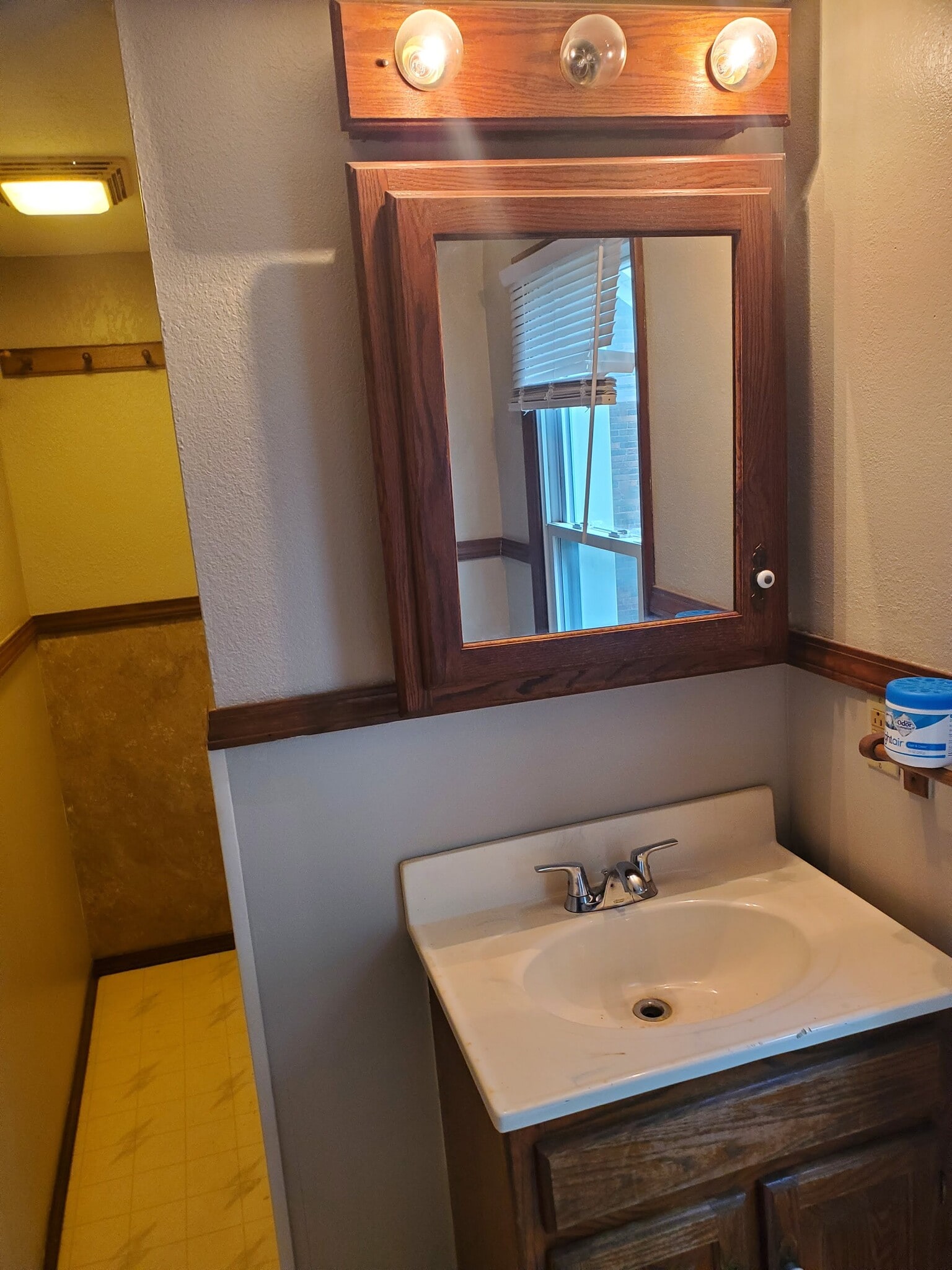 Full bath - 522 E 22nd St