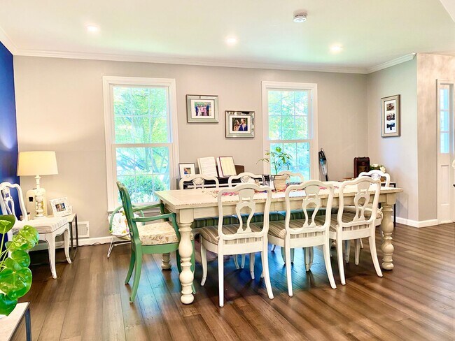Building Photo - Amazing 4 Bedroom 2 Bathroom! Large Lot!  ...