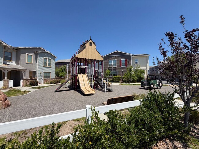 Building Photo - Charming 3bed 2.5 bath Simi Valley Home