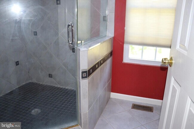 Building Photo - 323 Country Club Dr