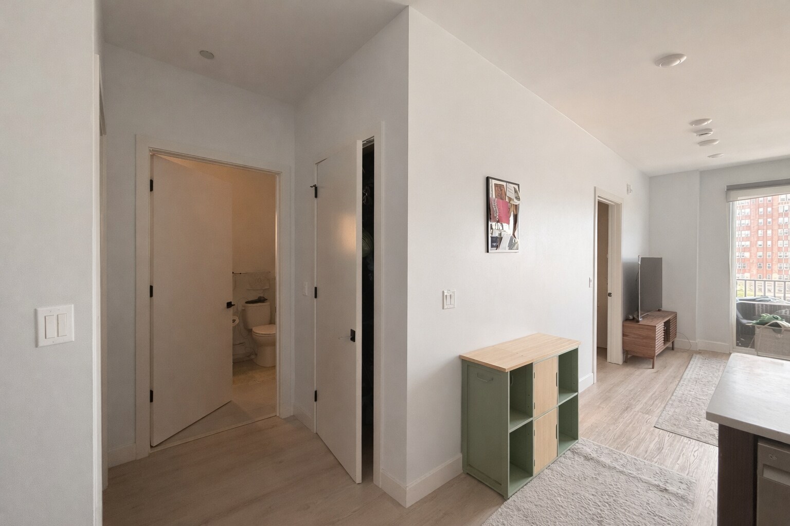 Building Photo - 948 W Sunnyside Ave