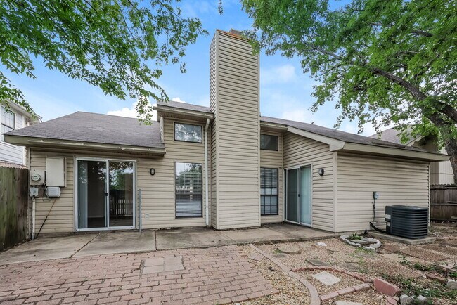 Building Photo - 2208 Gladstone Dr