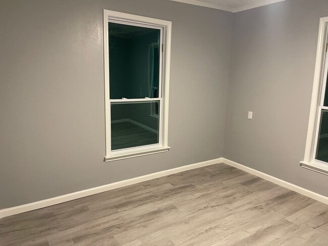 Building Photo - 3 bedrooms 2 baths - Only $1500 Per Month