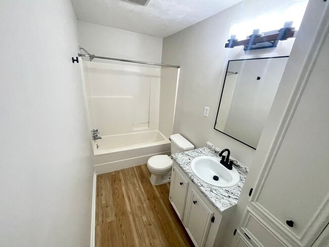 Building Photo - 1 Bedroom/1 Bath Duplex Unit Available for Rent in Brandon!