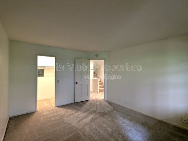 Building Photo - 8850 Villa La Jolla Dr