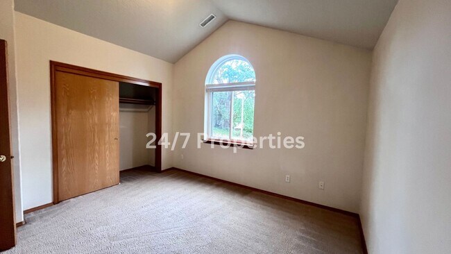 Building Photo - Spacious 3BD I 2.5BA Duplex Near the Yamhi...