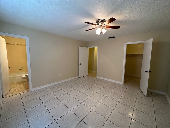 Building Photo - Spacious 3Bed/2Bath Condo in Colonial Point!
