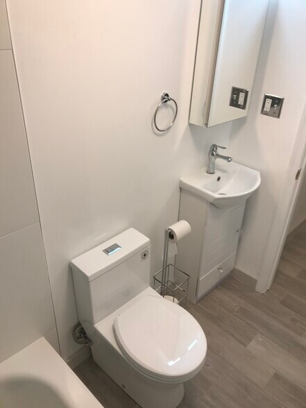 Building Photo - 5815 Rexford Dr