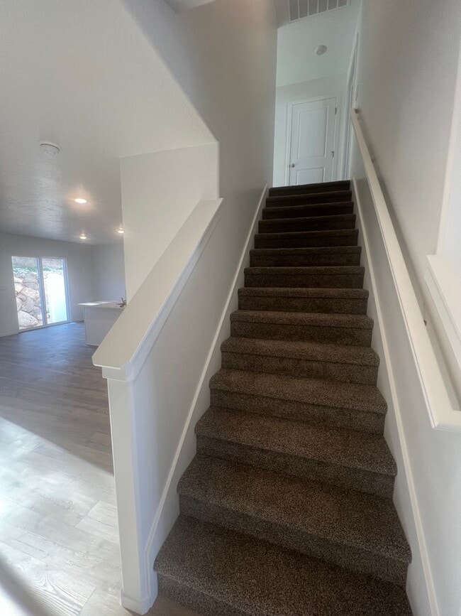 Building Photo - Beautiful spacious 3 bedroom, 2.5 bathroom house located in Cedar City!