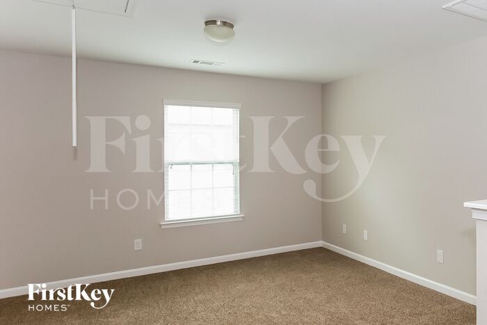 Building Photo - 5931 Sanders Farm Ln