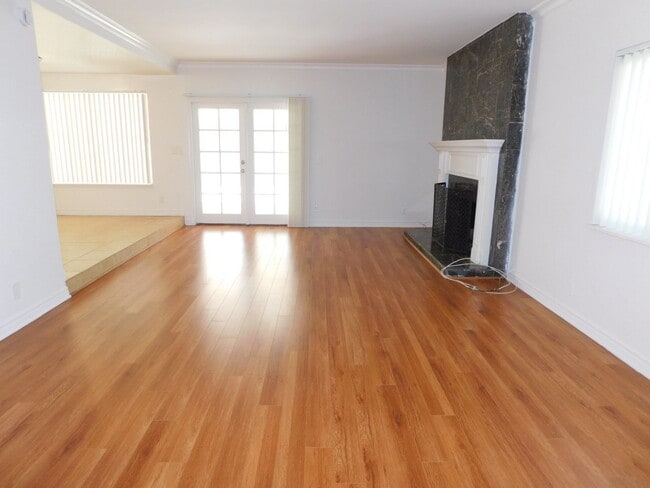 Building Photo - Spacious 4 bedroom 2.5 bath two soty house...