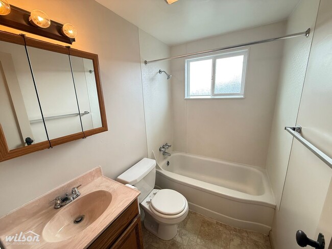 Building Photo - 2 Bed / 1 Bath Single-Level Home with Fenced Yard