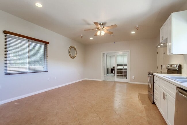 Building Photo - Peaceful Escondido 1BR with a full kitchen, bathroom and washer&dryer