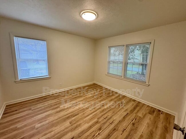 Building Photo - 3622 Vivian Ln