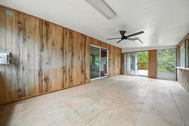 Building Photo - Large 2 Bedroom Home
