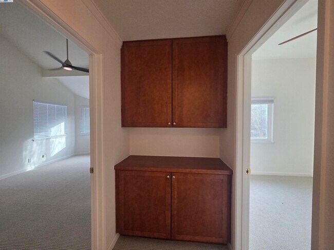 Building Photo - 6084 Vía de los Cerros