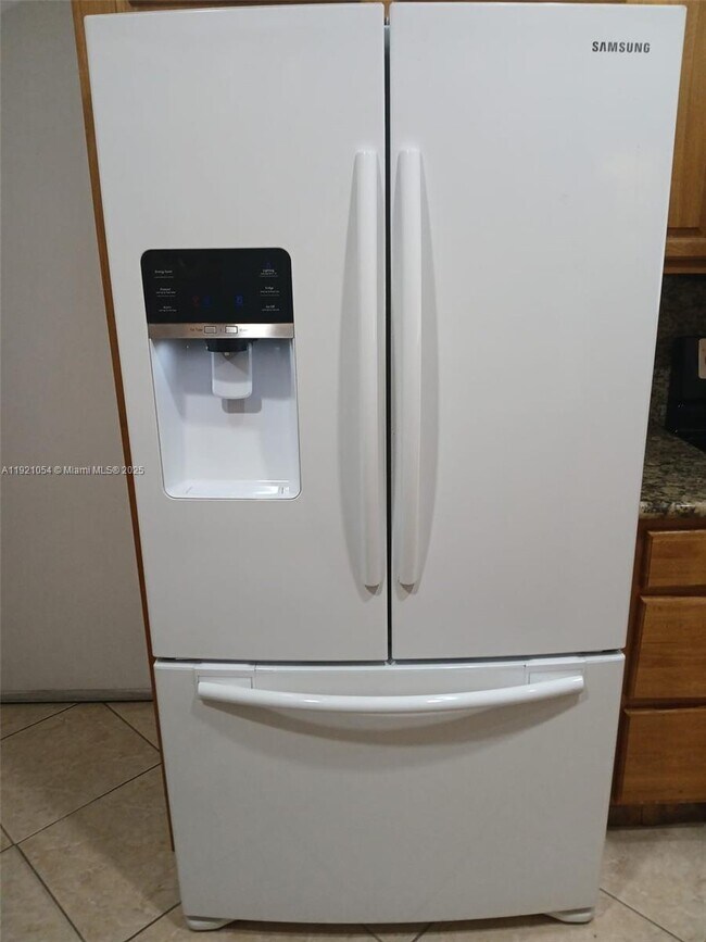 Building Photo - 5550 Lakewood Cir S