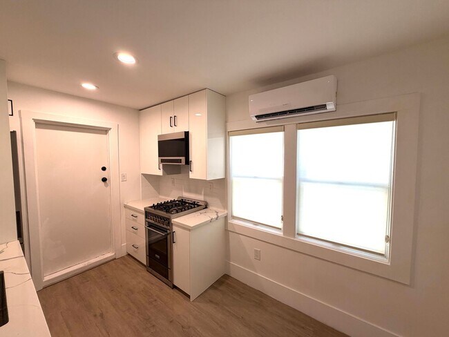 Building Photo - Tastefully remodeled Midtown Sacramento Apartment with Private Backyard Patio!