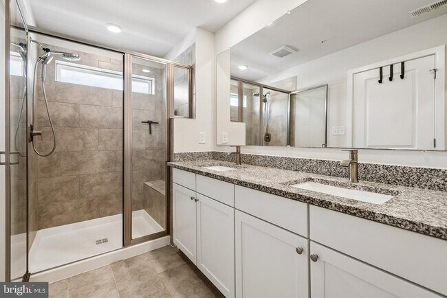 Building Photo - 6941 Waterbury Pl