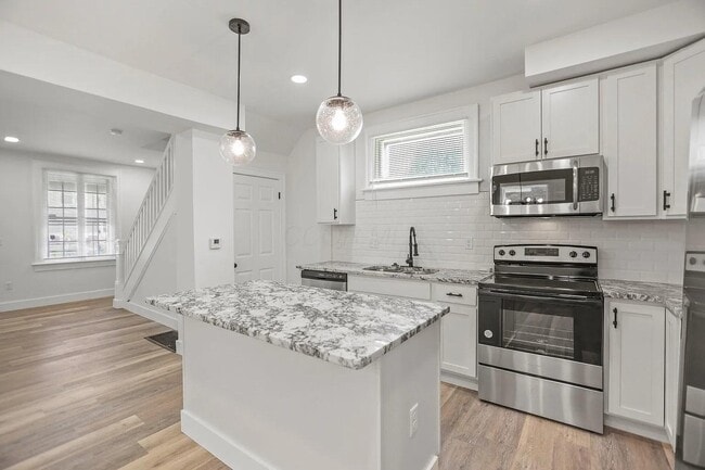 Building Photo - 852 Oakwood Ave