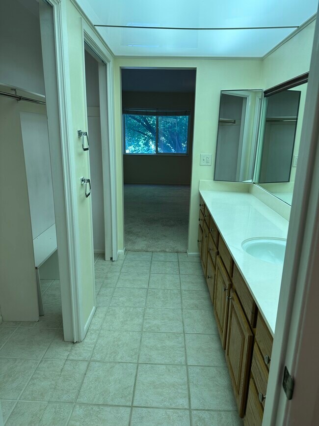 Building Photo - Waterbury Way condominium - utilities included