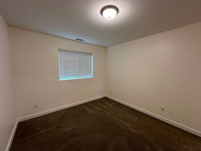 Building Photo - Application Pending - 3 Bedroom Townhouse For Rent In Hood River