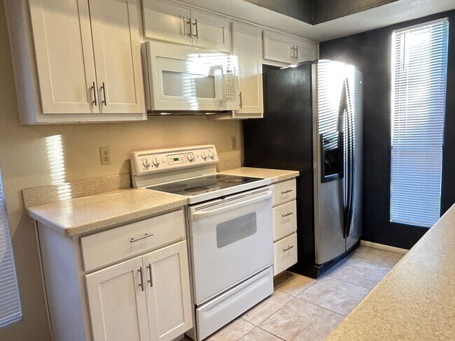 Building Photo - GORGEOUS REMODEL! 2 BED 2 BATH IN POINTS WEST!