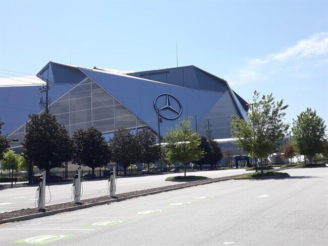 Building Photo - 300 W Peachtree St NW