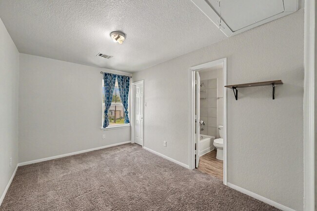 Building Photo - 16701 E Hammon