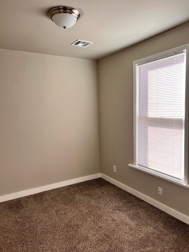 Building Photo - 1123 W Maple Ave