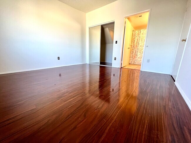 Building Photo - 11150 Glenoaks Blvd