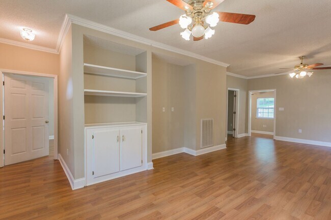 Building Photo - Charming home on River Canyon Drive