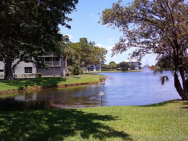 Building Photo - 9420 Poinciana Pl