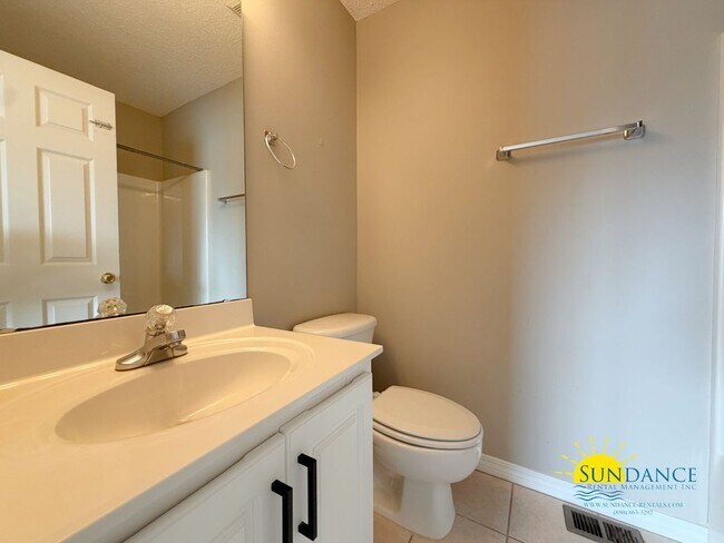 Building Photo - Stunning 2 Bedroom Townhome Near Eglin AFB & Hurlburt Field!