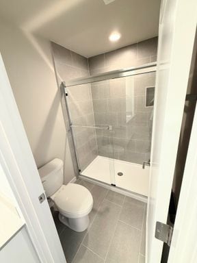 Building Photo - Stunning Tri Level 2 bed /2.5 bath Townhom...