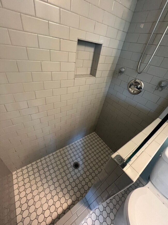 Building Photo - 3 Bedroom Condo Available Now