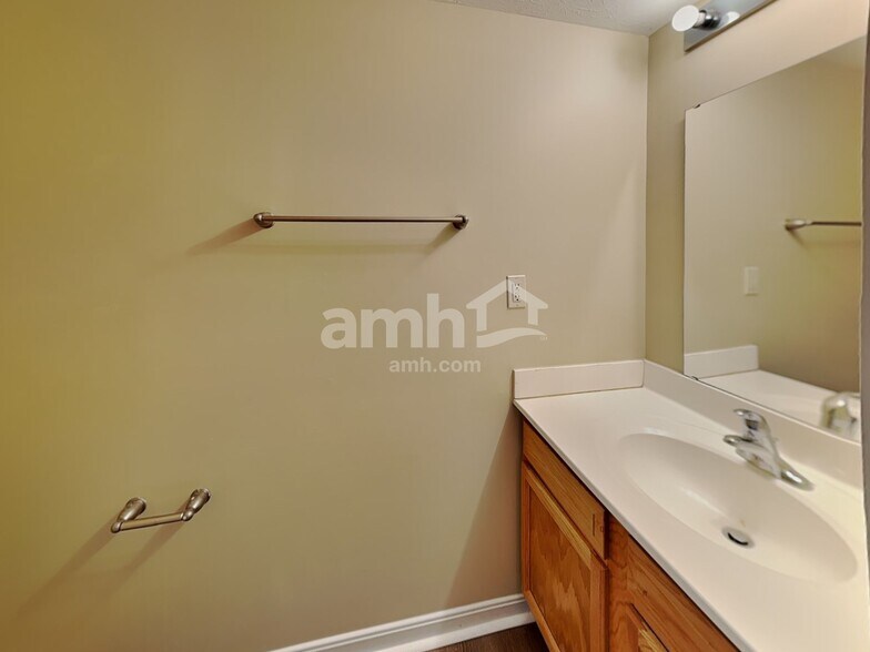 Building Photo - 1632 Raintree Ct