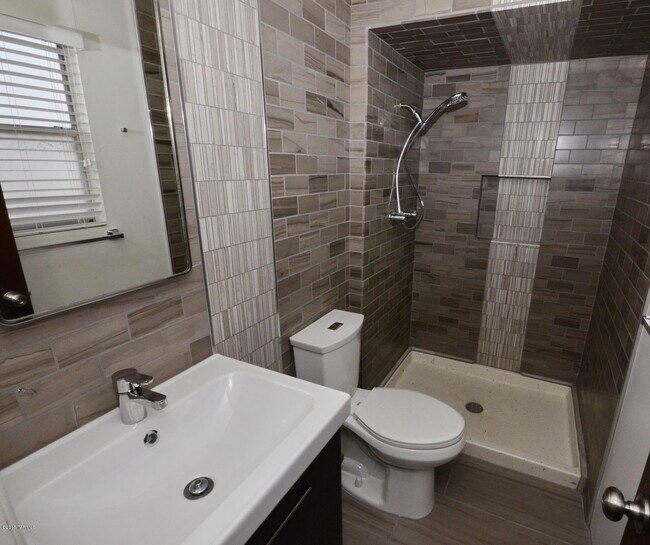 Building Photo - 614 N Medford Dr