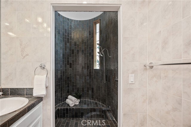 Building Photo - 390 St Ann's Dr