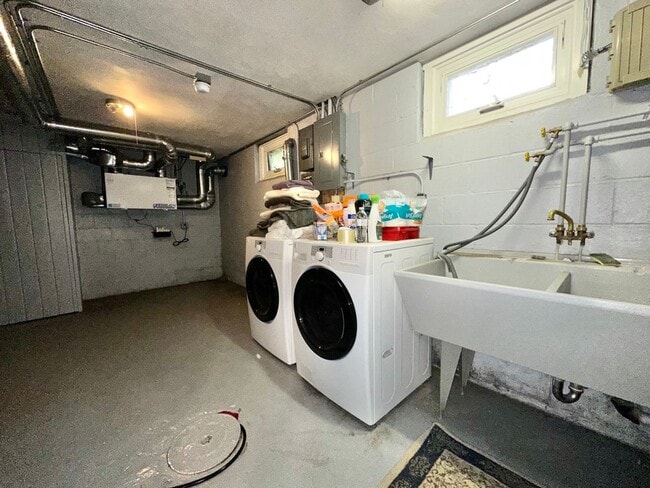 Building Photo - AVAILABLE Aug. 1 - 4 BEDROOM 3 BATHROOM - GORGEOUS LAKE VIEWS