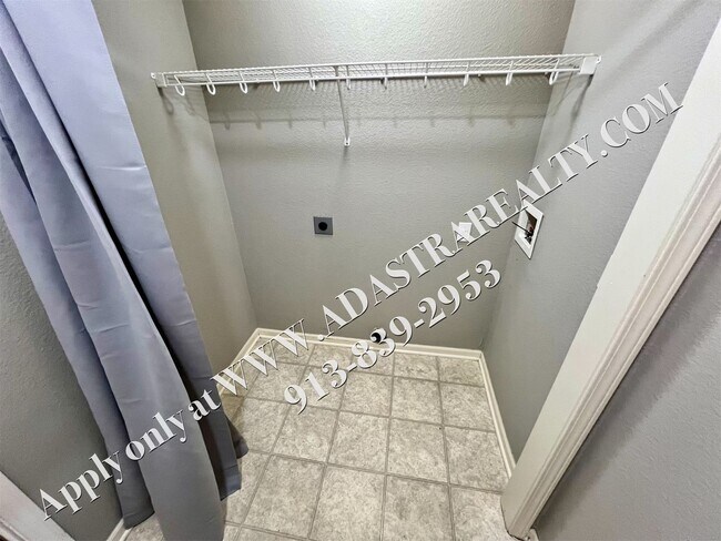 Building Photo - Beautiful 4 Bed Townhome in Gardner-Coming...