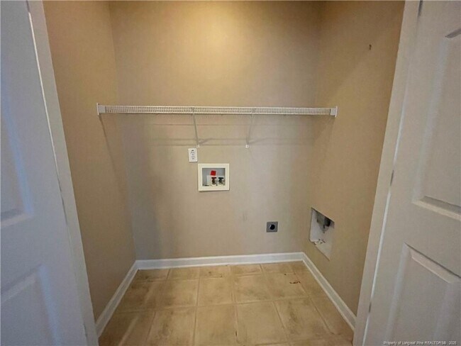 Building Photo - 1932 Lioncoward Dr