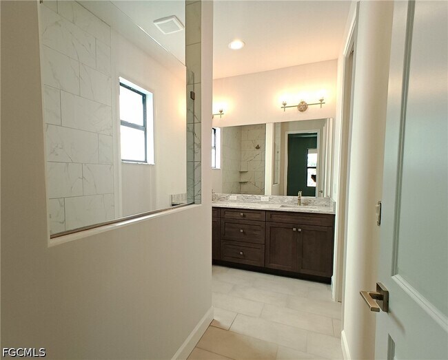 Building Photo - 1017 SW 33rd St