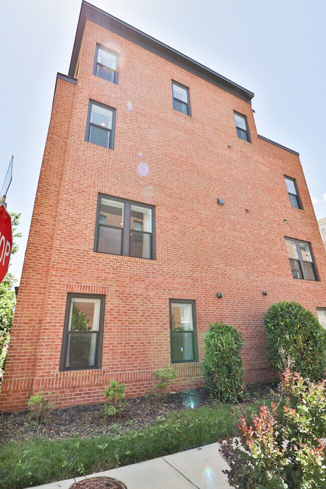 Building Photo - 1424 Piccard Dr