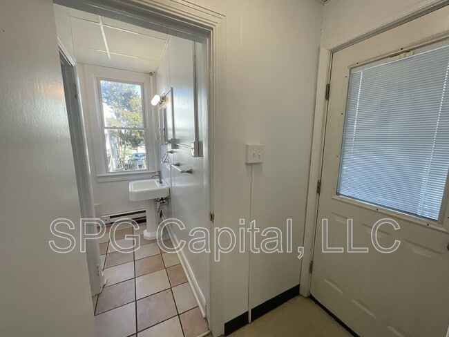 Building Photo - 927 Hay St