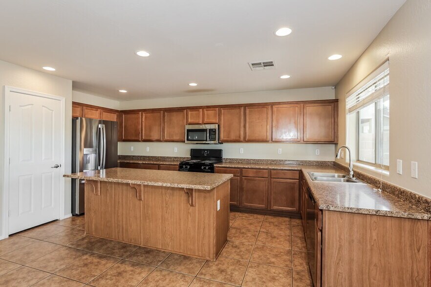 Building Photo - 960 N 168th Dr